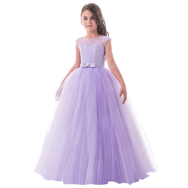 Une petite fille porte une robe de fête style princesse sans manches couleur violet en tulle et dentelle