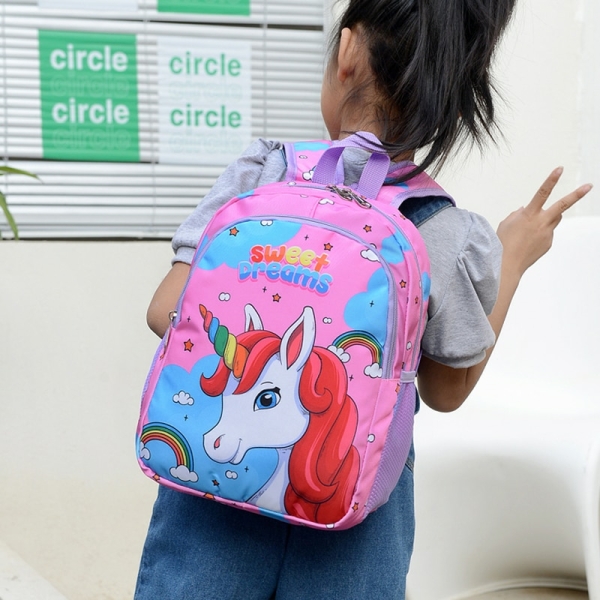 Cartable licorne pour petite fille porté par une pette fille