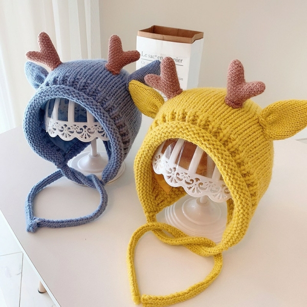 Bonnet avec protection pour les oreilles avec bois de petit cerf pour bébé 49881