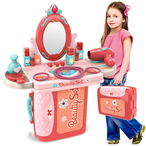 Coiffeuse avec miroir et accessoires rouge et rose et une petite fille se tient debout avec la coiffeuse conditionnée en mallette