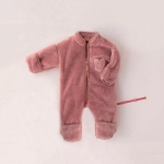 Barboteuse en molleton doux pour nouveau-né de couleur rose avec une petite poche sur le torse
