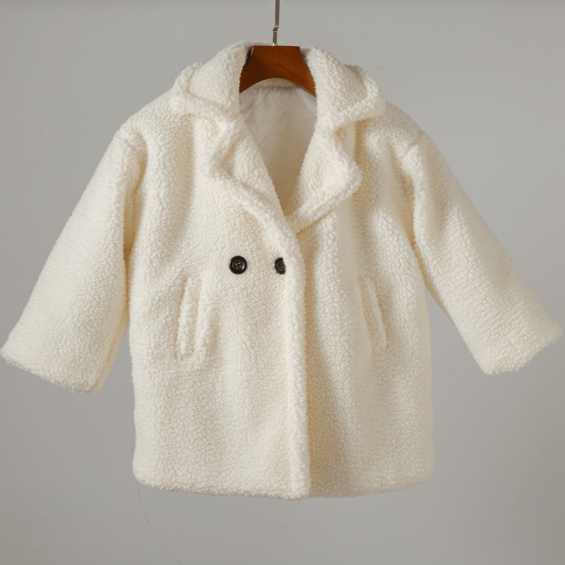 Veste d’hiver en fourrure épaisse blanche pour fille avec deux boutons noirs et deux poches sur cintre