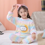 Pyjama polaire à motifs lune et nuage pour filles portée par une petite fille dans une maison
