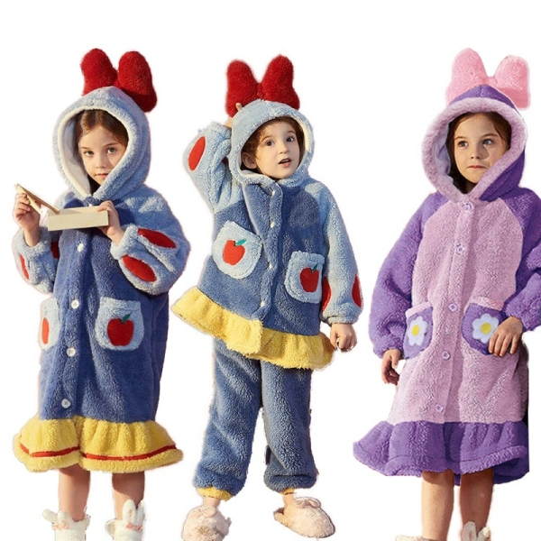 Pyjama polaire en robe et 2 pièces à capuche Disney pour filles porté par une petite fille
