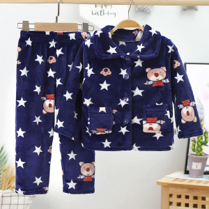 Pyjama polaire à motifs étoiles et ourson ensemble pour filles sur une ceintre dans une maison