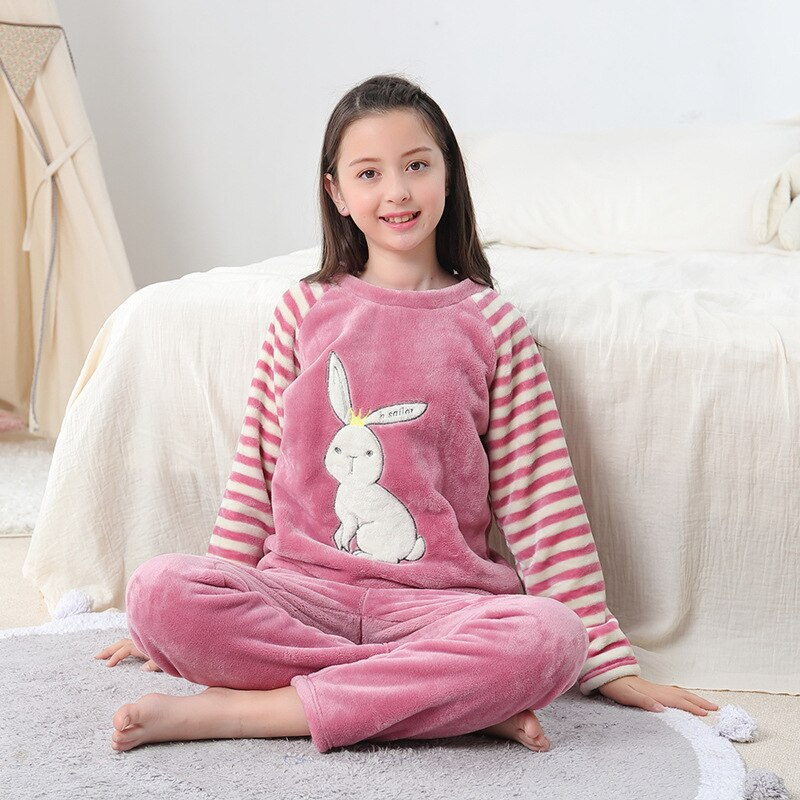 Pyjama polaire chaud à motif lapin à rayures blanches pour fillettes porté par une petite fille dans une maison