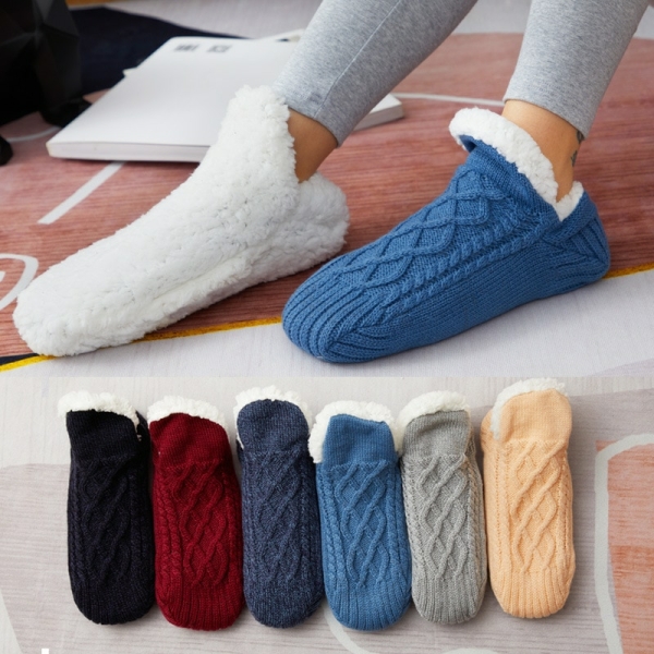 Chaussettes d'hiver en laine épaisses et chaudes pour filles porté par quelqu'un sur un tapis dans une maison à plusieurs couleurs