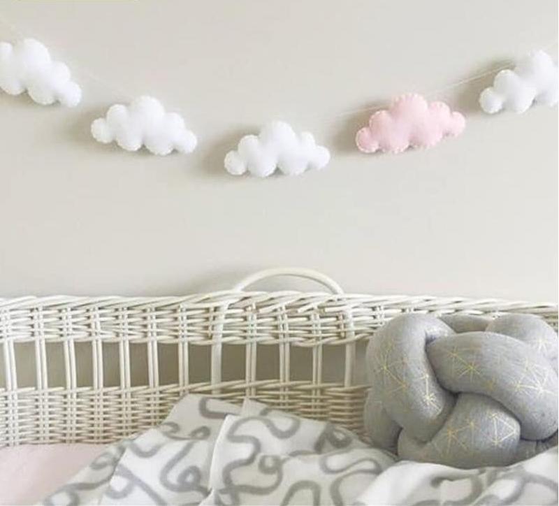 Décoration pour chambre fille en forme de nuage blanc rose et gris, relié par un fil et suspendu au dessus d'un lit blanc ave une couette grise