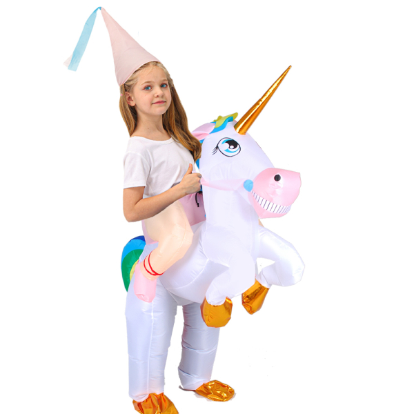 Déguisement de licorne gonflable de couleur blanc et arc-en-ciel porté par une fillette avec un chapeau en pointe sur la tête