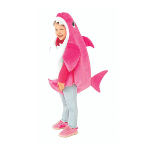 Déguisement de requin de couleur rose porté par une fille aux chaussures roses