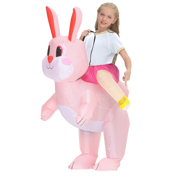 Déguisement de lapin rose porté par une fille au tee-shirt blanc