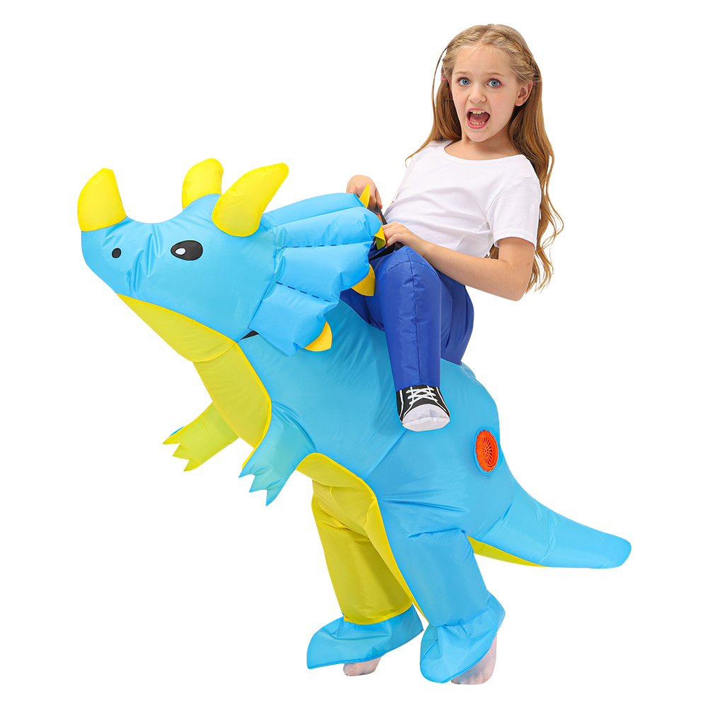 Déguisement de dinosaure de couleur bleu et jaune porté par une fille au tee-shirt blanc