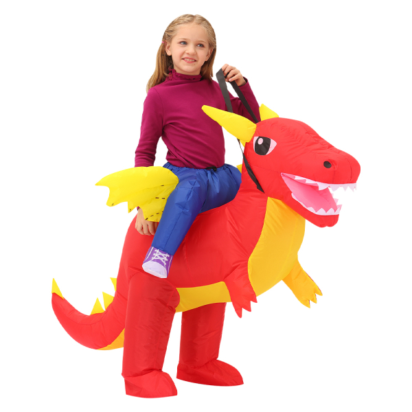 Déguisement de dragon de couleur rouge et jaune porté par une fille au tee-shirt bordeaux