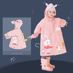 Imperméable pour fille de couleur rose avec un motif de lapin dansant, de petits chats et d'une carotte porté par une petite fille