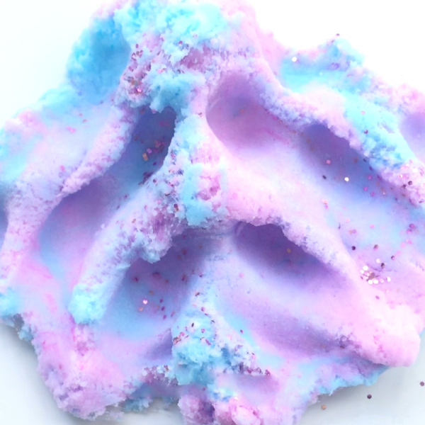 Slime motif nuage coloré moelleux pour filles multicolore avec un fond blanc