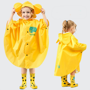 Imperméable pour enfant de couleur jaune porté par une petite fille portant des bottes de pluies de couleur jaune et noir