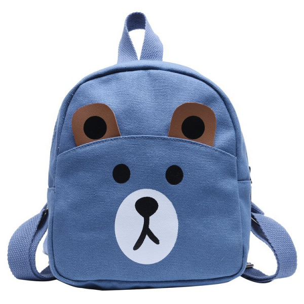 Un sac à dos bleu avec un visage mignon d'ourson pour fille. Le visage d'animal est de couleur blanche et marron. Il a une hanse sur le dessus et deux bandoulières à l'arrière.