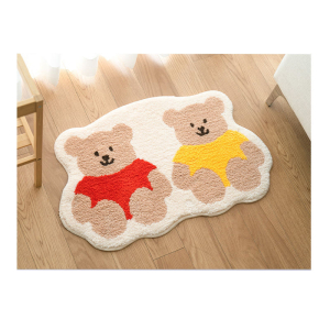 Un tapis pour chambre d'enfants représentant un duo d'ourson mignon de dessin animé habillé avec un pull rouge et l'autre jaune. Le fond est de couleur beige. Le tapis est posé au sol sur du parquet en bois clair.