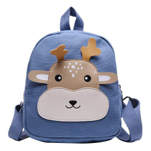 Un sac à dos bleu avec un visage mignon de renne pour fille. Le visage d'animal est de couleur beige et marron. Il a une hanse sur le dessus et deux bandoulières à l'arrière.