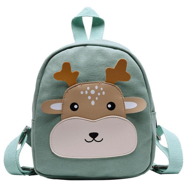 Un sac à dos Vert avec un visage mignon de renne pour fille. Le visage d'animal est de couleur beige et marron. Il a une hanse sur le dessus et deux bandoulières à l'arrière.