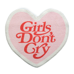Un tapis en forme de cœur rose et blanc avec l'inscription rouge girl dont gry.