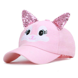 Une casquette pour fille de couleur rose. Sur sa face avant est imprimé un visage d'animaux mignon en blanc. Sur le dessus, il y a deux petites oreilles roses à paillettes.