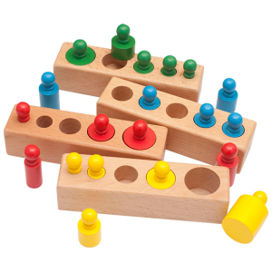 Jeux Montessori en bois 5 trous avec 4 rangées pour petites filles en bois avec un fond blanc