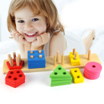 Jeux Montessori en bois colorée en forme géométrique pour petites filles avec un fond une petite fille qui sourit