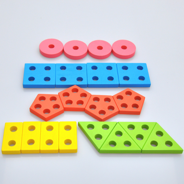 Jeux Montessori en bois colorée pour apprendre les formes géométriques pour petites filles img jeux montessori en bois coloree en forme geometrique pour petites filles 03