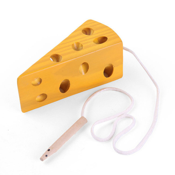 Jeux Montessori en bois en forme de fromage pour petites filles avec un fond blanc