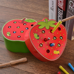 Jeux Montessori ensemble de pommes et de fraises pour petites filles rouge avec un fond en bois
