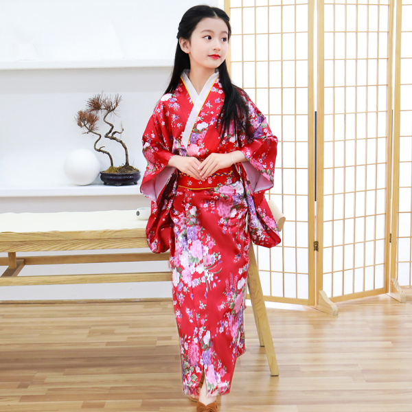 Kimono fille rouge traditionnel avec motif fleuri 02af86a9 f70e 470d b7a1 80c95d98dc6d