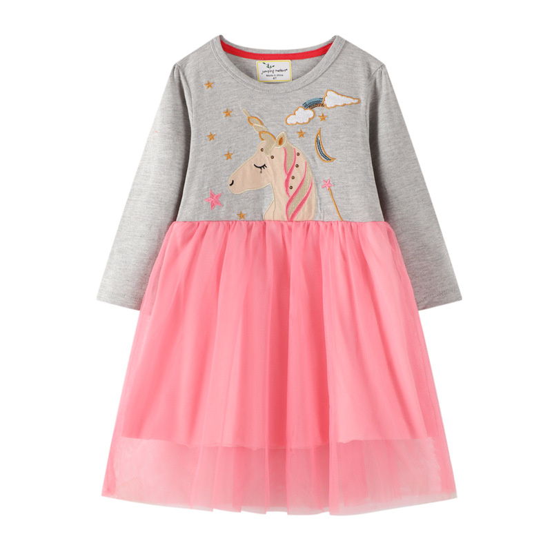 présentée sur fond blanc, une robe de petite fille, dont le haut est gris avec le dessin d'une licorne et le bas est rose en tule