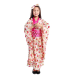 petite fille, portant un kimono beige avec un motif de roses rouges , elle a les mains portées sur sa poitrine et elle sourit. elle est présentée sur fond blanc