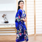 Une petite fille portant un kimono bleu fleuri.