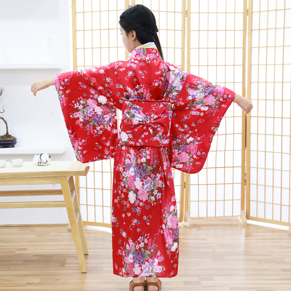 Kimono fille rouge traditionnel avec motif fleuri 4098d75f edf9 487f 9f35 1548c3fcaaf6