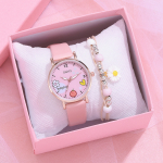dans une boite à bijoux, sont présentés une montre rose et un bracelet assorti