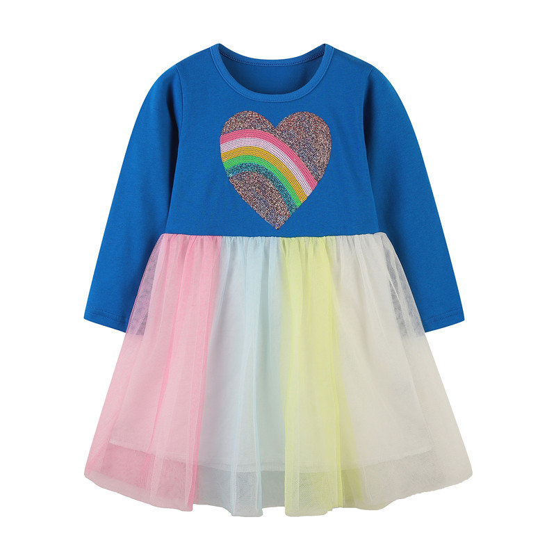 sur fond blanc, une robe dont le haut est bleu foncé, avec un coeur aux couleurs arc-en-ciel sur le devant, et le bas en tule est multicolore