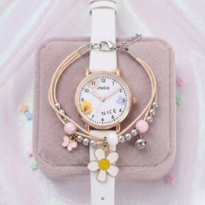 dans une boite à bijoux, sont présentés une montre blanche et un bracelet assorti