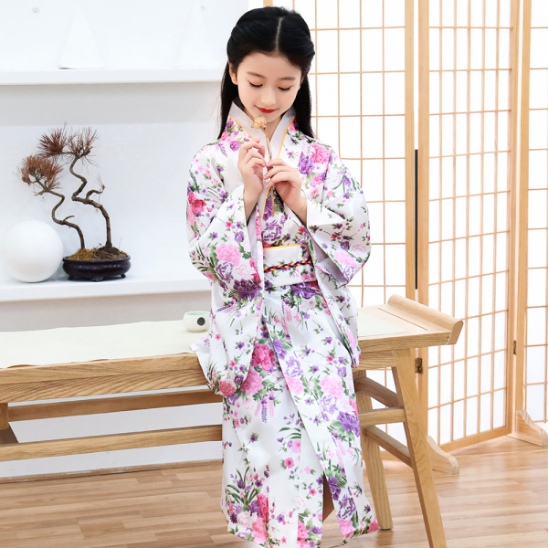 Kimono fille blanc traditionnel avec motif fleuri b3320dcc 8996 460c bb0a e7d99ea3a6ac