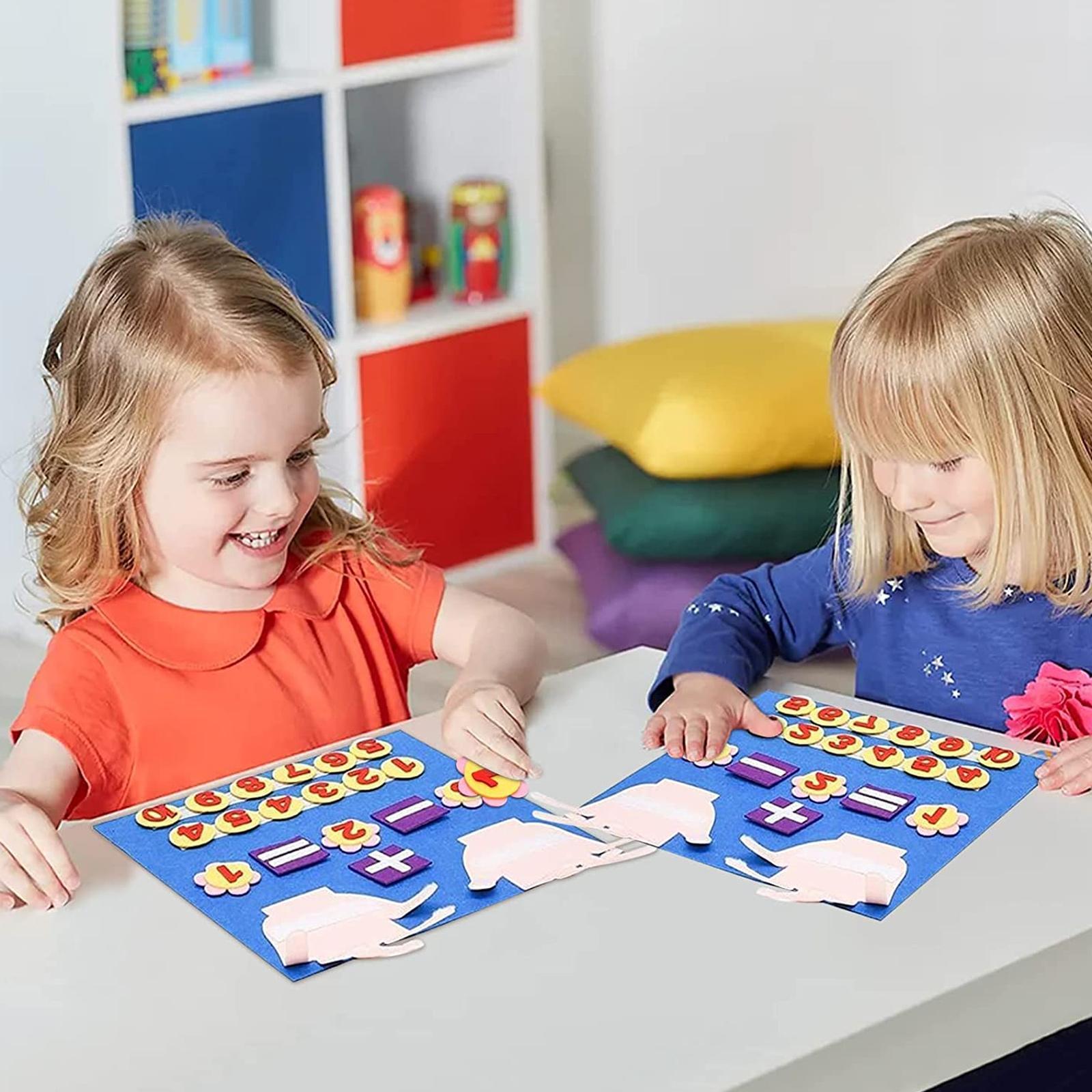 2 petites filles assissent à une table jouent avec chacune une planche à compter