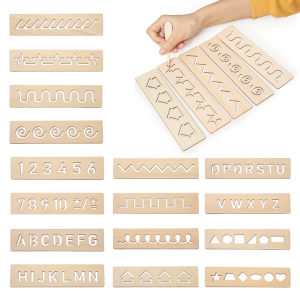 Différentes planches en bois pour pratiquer l'écriture de l'alphabet, des chiffres et des formes en général