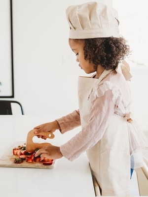 Mini couteau bois pour petites filles qui aide à la découpe de fruits