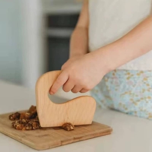 Mini couteau en bois naturel avec large en poignée pour un maintiens idéal pour les enfants.