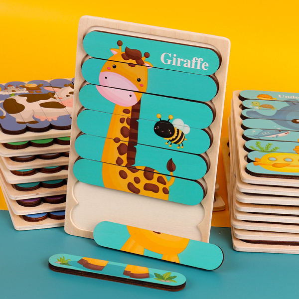 Pile de puzzle 3D sur une table verte avec un mur jaune moutarde avec le puzzle Girafe en présentation