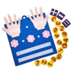 Planche bleue avec 2 mains, 3 petites fleurs roses avec du velcro et des numéros rouge sur fonds jaune