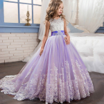 Robe longue violette en tulle avec traine portée par une fille dans une chambre