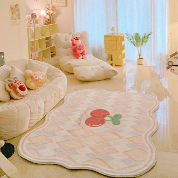 Tapis rond blanc en fausse fourrure à poils longs installé sur un parquet sombre dans une chambre avec une tasse et un livre dessus