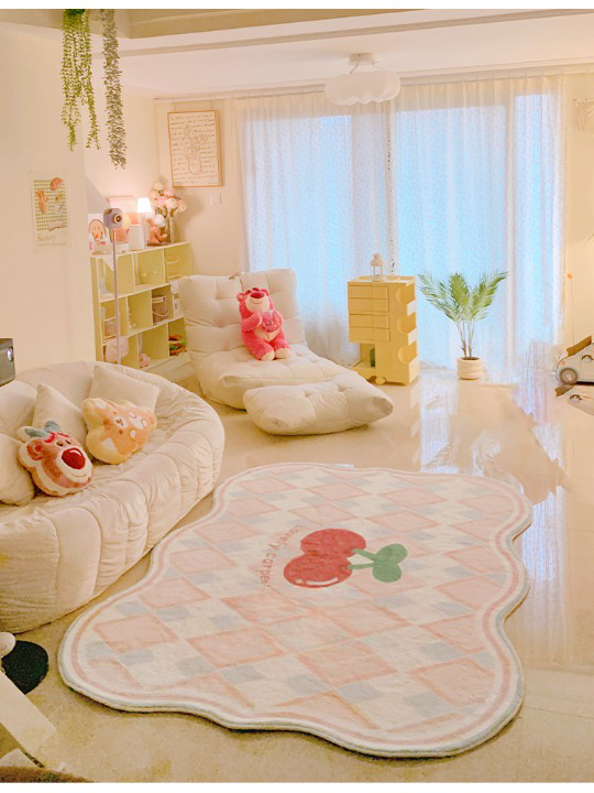 Tapis rectangulaire avec grand motif de cerises pour chambre de fille, installé dans une chambre de fille