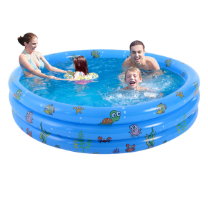Piscine gonflable pour enfant de couleur bleu avec une famille se baignant